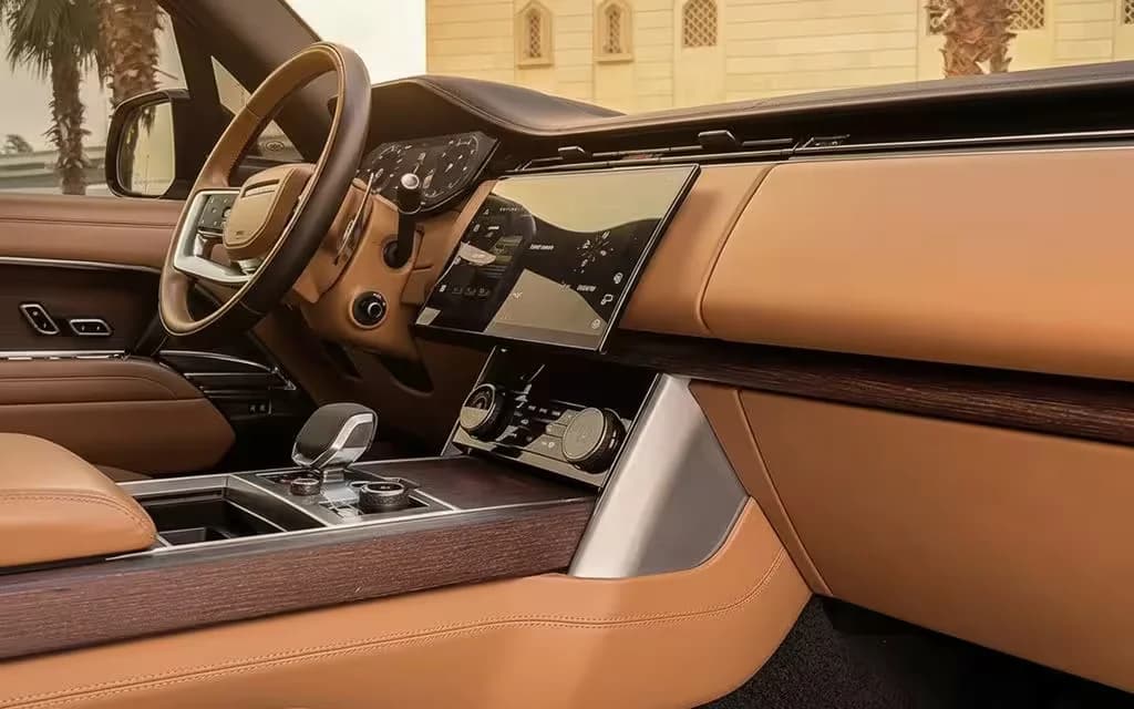 LandRover RangeRoverVogue 2023 interior view showing trim – rental in Dubai