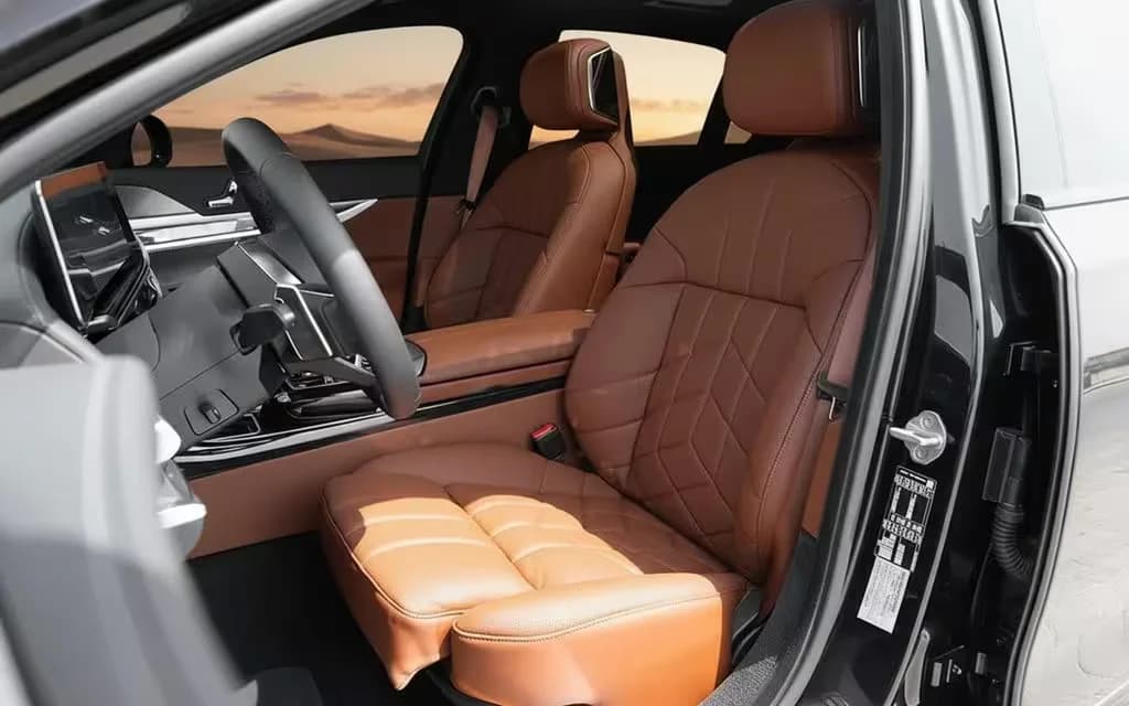 Bmw 735 2023 leather seats and cabin – rental in Dubai