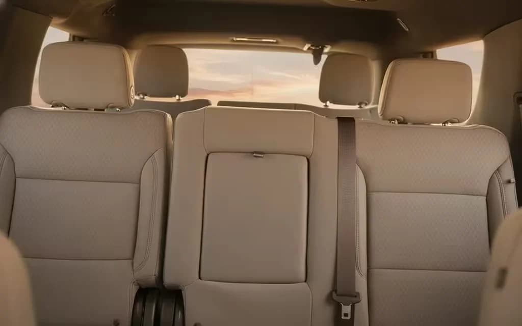 Gmc Yukon 2021 leather seats and cabin – rental in Dubai