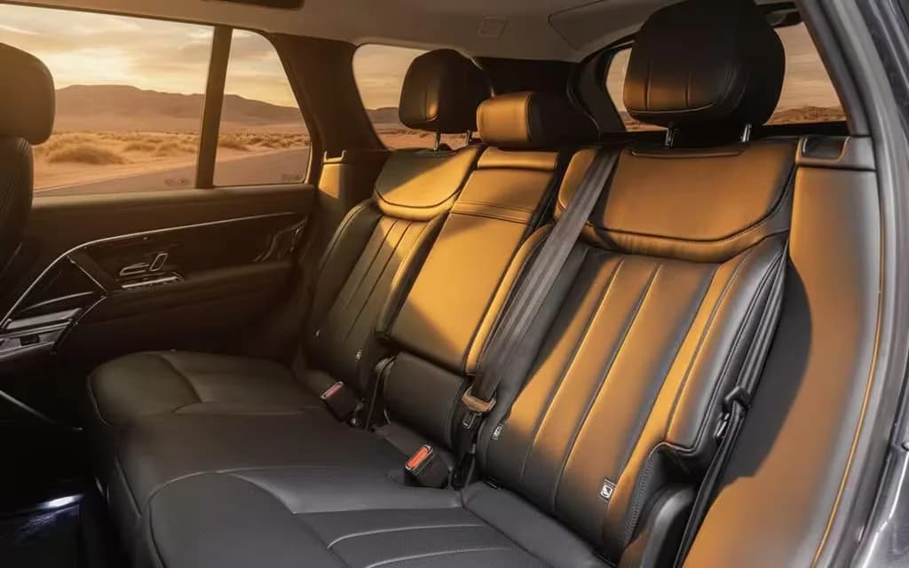 LandRover RangeRover 2023 leather seats and cabin – rental in Dubai