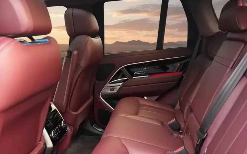 LandRover RangeRoverVogue 2024 leather seats and cabin – rental in Dubai