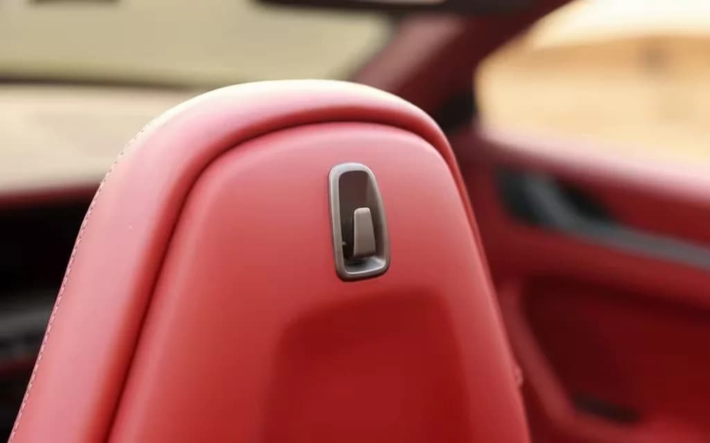 Porsche 911 2022 leather seats and cabin – rental in Dubai