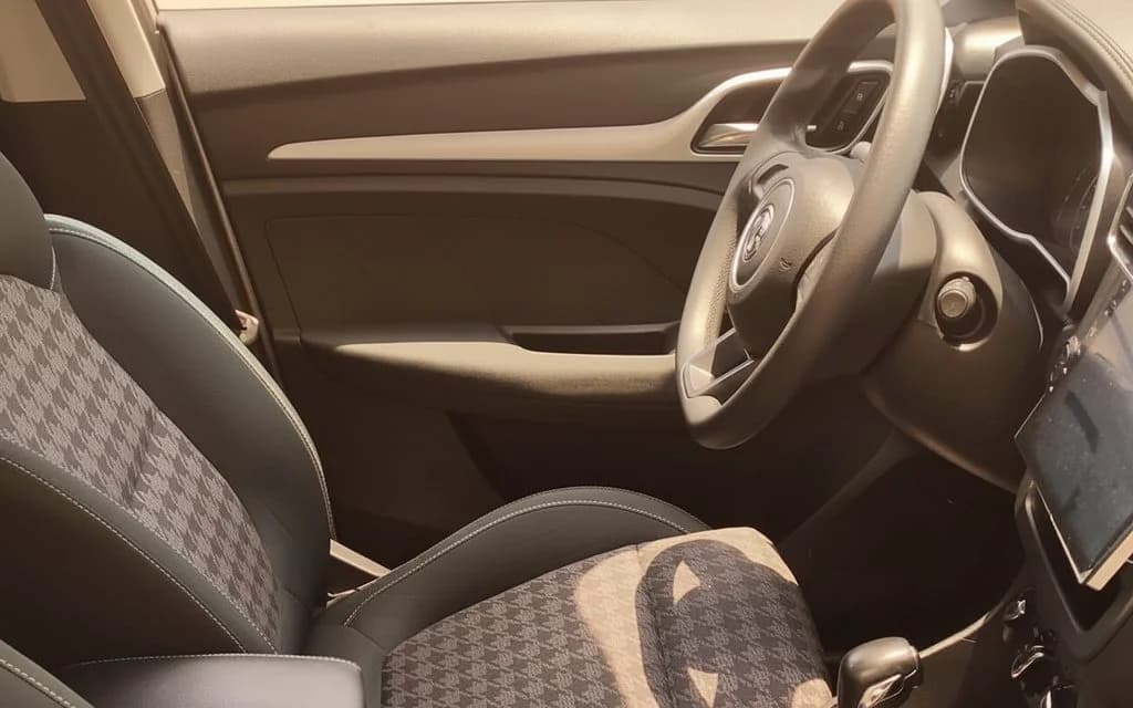 Mg Zs 2020 leather seats and cabin – rental in Dubai