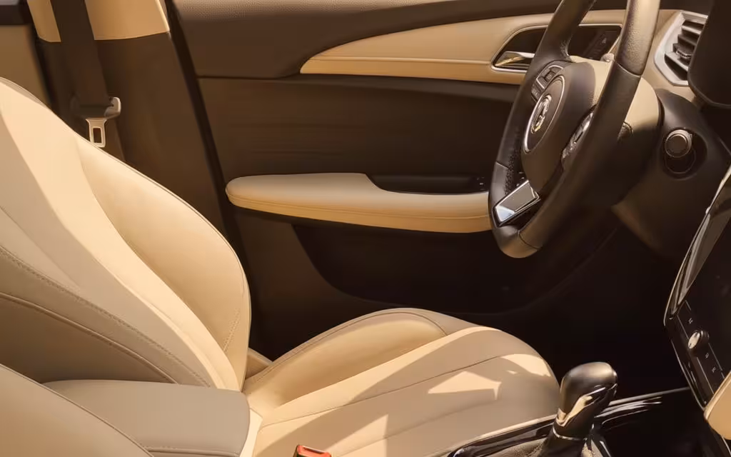 Mg 5 2022 interior view showing trim – rental in Dubai