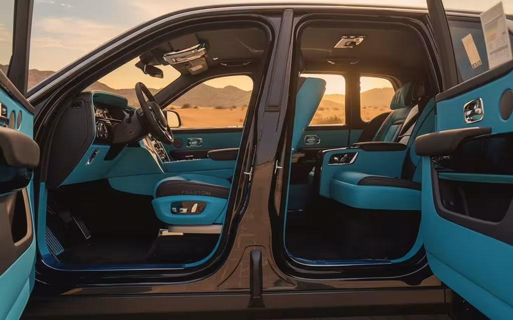 RollsRoyce Cullinan 2023 Black side profile – rental in Dubai