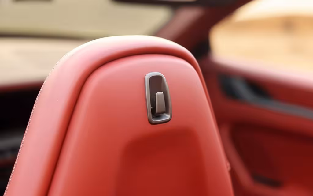 Porsche 911 2022 leather seats and cabin – rental in Dubai