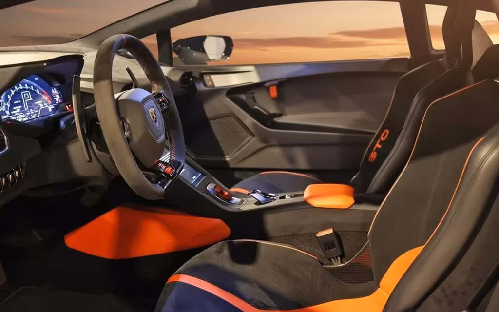 Lamborghini Huracan 2022 interior view showing trim – rental in Dubai