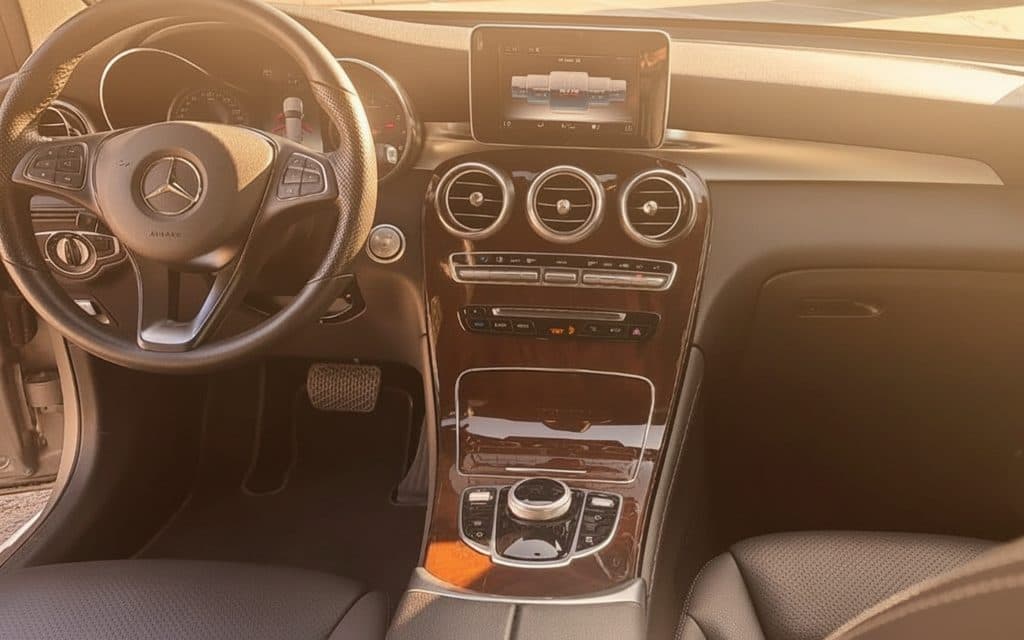 Mercedes Glc300 2021 dashboard and infotainment