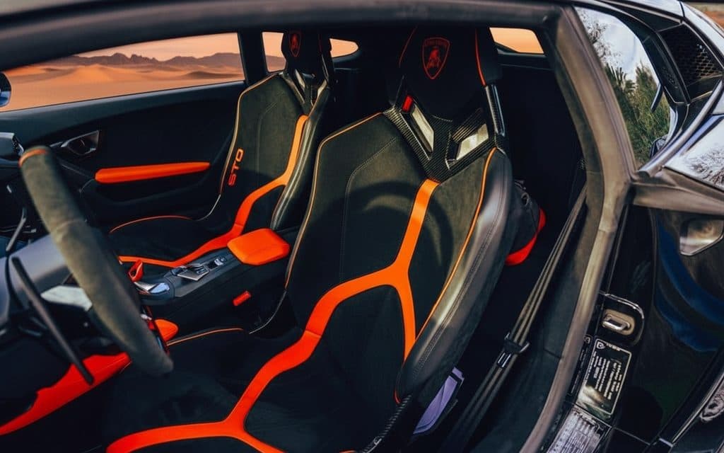 Lamborghini Huracan 2022 leather seats and cabin
