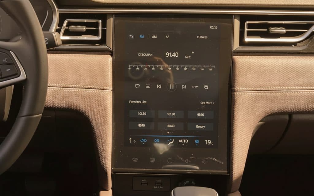 Jac J7 2023 dashboard and infotainment