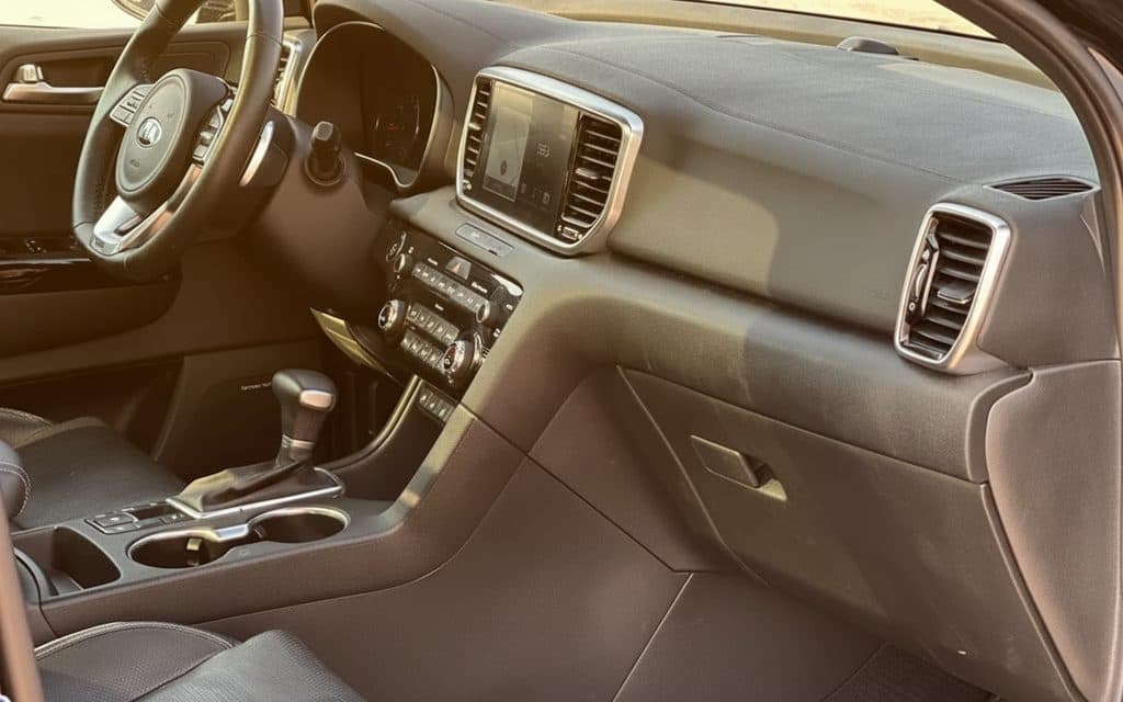 Kia Sportage 2022 dashboard and infotainment