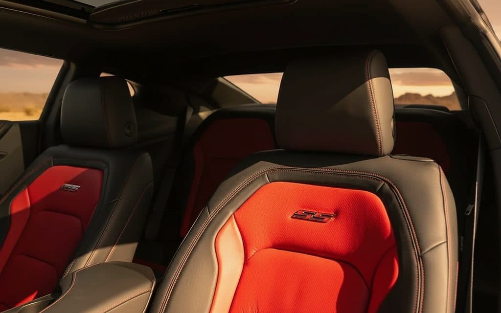 Chevrolet Camaro 2023 leather seats and cabin