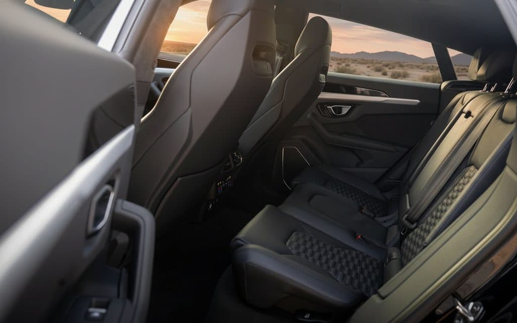 Lamborghini Urus 2022 leather seats and cabin
