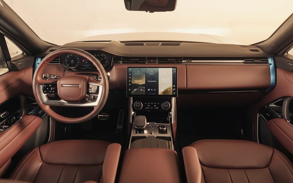 LandRover RangeRoverVogue 2023 interior view showing trim – rental in Dubai