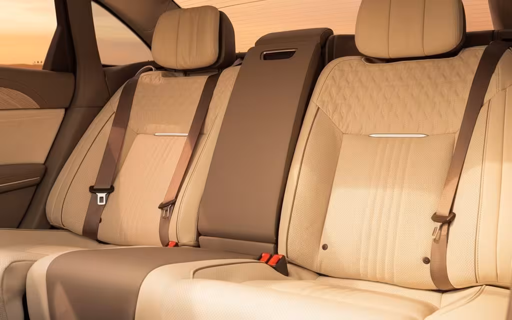 Hongqi H9 2023 leather seats and cabin – rental in Dubai