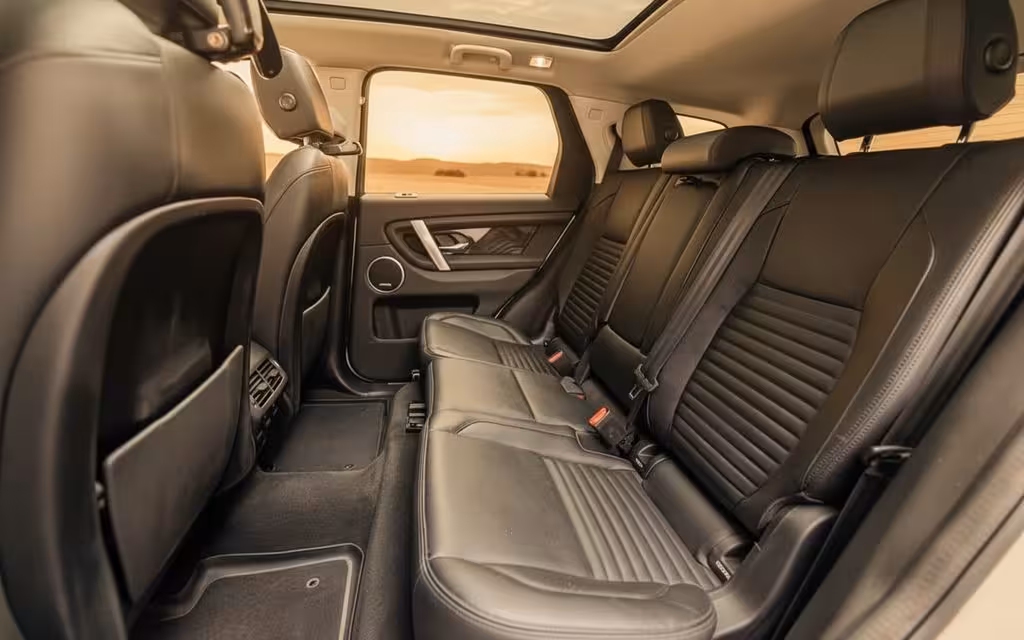 LandRover Discovery 2020 leather seats and cabin – rental in Dubai