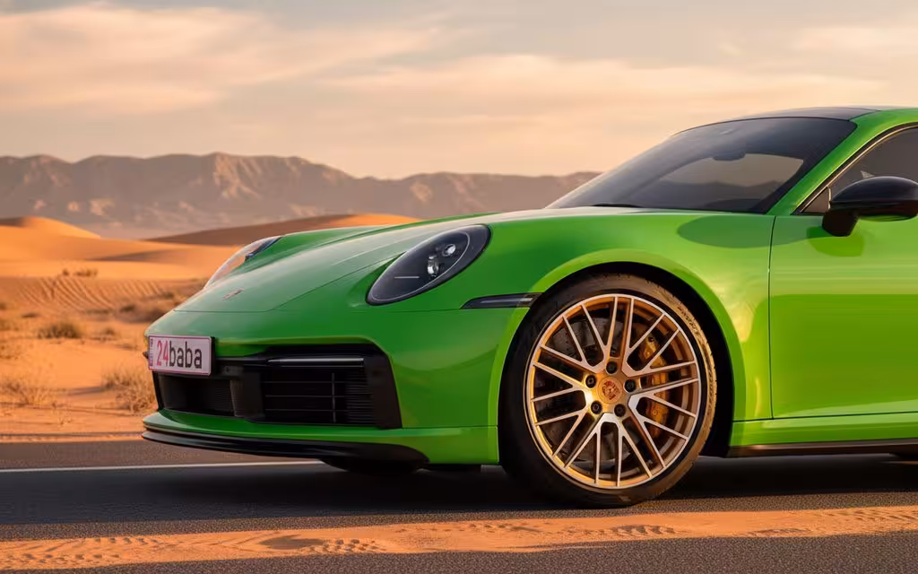 Porsche 911 2021 alloy wheel close up – rental in Dubai