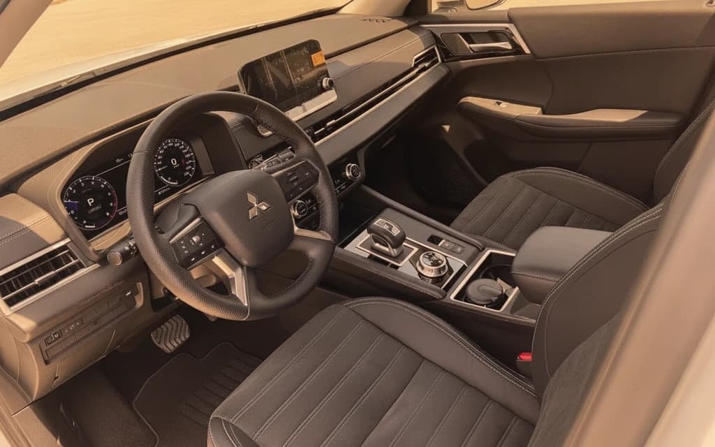 Mitsubishi Outlander 2025 White interior view – rental in Dubai