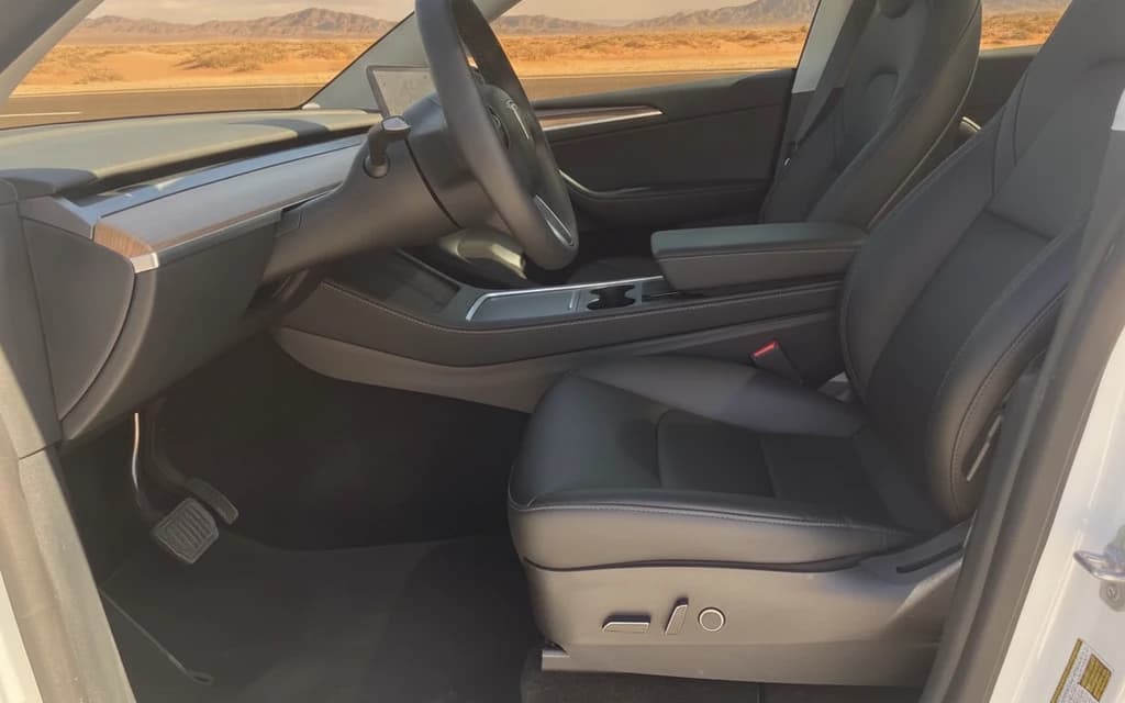 Tesla Model Y 2022 White front seats – rental in Dubai